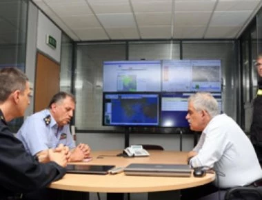 Σύσκεψη σε εξέλιξη στο Κέντρο Επιχειρήσεων της Πυροσβεστικής